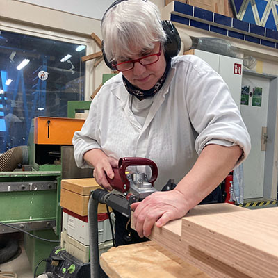 Heike Thimm beim Holzsägen