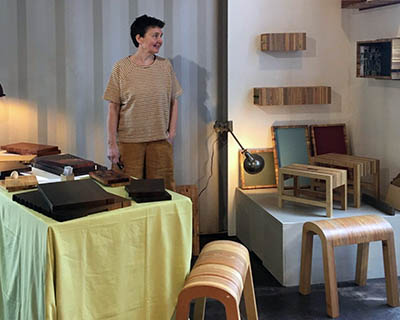 Henny Hendrichs in ihrem Holz-Atelier