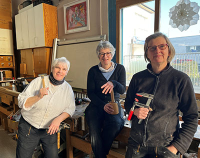 Heike Thimm, Marina Nowitzki und Silja Hüffmeier in der Tischlerei Holzmanufaktur in Berlin Lichtenberg