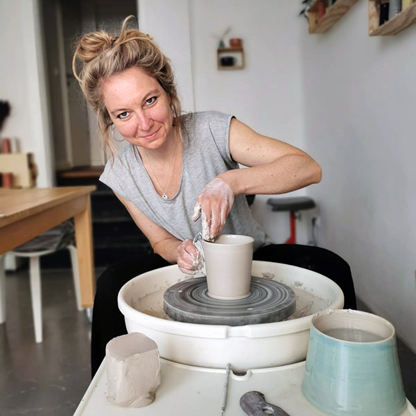 Keramikerin Julia Quellhorst beim Töpfern
